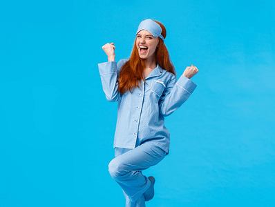 Ragazza sorridente indossa le lenti per ortocheratologia