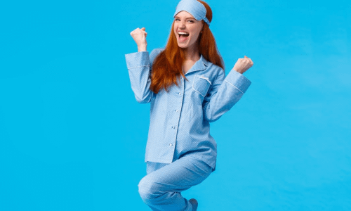 Ragazza sorridente indossa le lenti per ortocheratologia